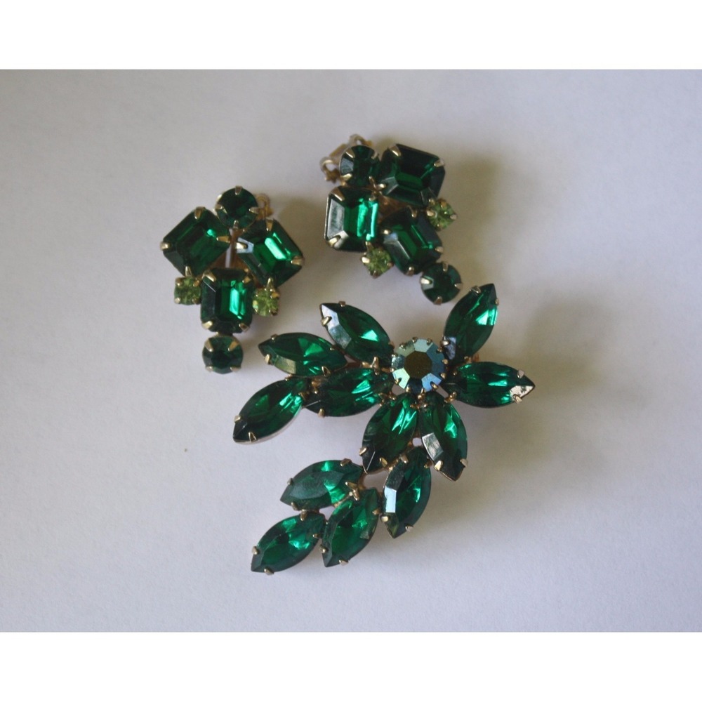 VINTAGE EMERALD  GREEN ~ PRONG  SET  RHINESTONE  LARGE PIN &  CLIP EARRINGS SET